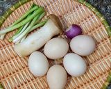 Hình bước làm 1 của món Trứng gà ác chiên nấm đùi gà