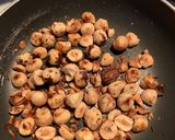 Foto del passaggio 2 della ricetta Risotto funghi e nocciole