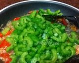 Foto langkah ke 3 dari resep Tumis Pare Udang Rebon.