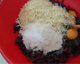Foto del paso 2 de la receta: Budín de hojas de betarragas y queso