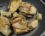 Foto del paso 4 de la receta: Chuleta de aguja de cerdo en airfryer y alcachofas con tomate