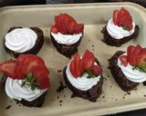 Foto del paso 5 de la receta: Torta tipo brownie con Chantilly y fresas