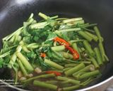 รูปขั้นตอนการทำที่ 3 ของ ผัดผักบุ้งหมูสับ