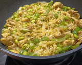 Foto del paso 3 de la receta: Cocina de aprovechamiento: salteado de arroz con pollo y edamame