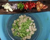 Foto langkah ke 1 dari resep Tumis Buncis dan Bakso ayam.