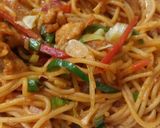 A picture of step 5 of Stir fry chicken noddles.