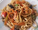 Foto del paso 2 de la receta Wok de tallarines con verduras y gambas