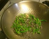 糯米椒炒魚乾的食譜步驟3照片