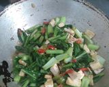 Foto langkah ke 3 dari resep Tumis tahu sayur sawi.