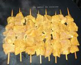 Une image de l'étape 4 de Brochettes de poulet marinées accompagnées de frites 🍴.