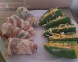 Foto del paso 3 de la receta: Jalapeños con Tocino Rellenos de Queso