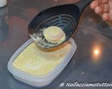 Foto del passaggio 5 della ricetta Finger Food -Battuta di fassona in cestino di parmigiano con tuorlo d’uovo fritto