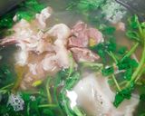 Hình bước làm 2 của món Xương đầu hầm sà lách son