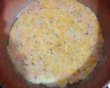 Foto del paso 3 de la receta: Tortilla de dos tipos de quesos, mantequilla y hierbas aromática