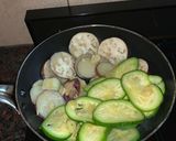 Foto del paso 2 de la receta: Berenjenas y zapallitos salteados con ajo para acompañar carnes, hacer sándwich o comerlas solitas