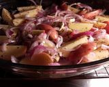 Foto del paso 11 de la receta Patatas orgánicas al horno con cebolla roja y pinchos morunos