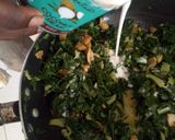 A picture of step 2 of Mushroom in spinach.