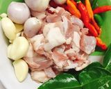 รูปขั้นตอนการทำที่ 1 ของ หมูผัดกะปิ