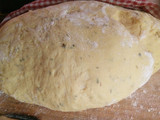 Pan de azafrán y orégano con semillas tostadas de calabaza