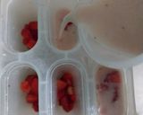 Foto langkah ke 3 dari resep Strawberry Popsicle.