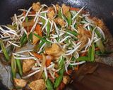 Foto langkah ke 4 dari resep Ayam Tumis Daun Bawang.