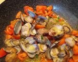 Foto del passaggio 4 della ricetta Spaghetti alle vongole
