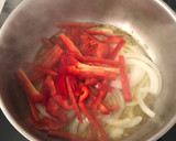Foto del paso 1 de la receta: Pescado en tomate con pimientos rojos