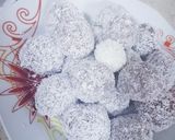 صورة لخطوة 2 من وصفة كرات جوز الهند بالسميد 😋