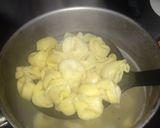 Foto del paso 3 de la receta: Tortellinis con nata, champiñones y queso fresco de cabra
