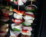 Foto del paso 5 de la receta: Brochettes de pollo con mostaza, miel, papas rústicas, ensalada