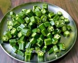 A picture of step 1 of Fried Bhindi Masala.