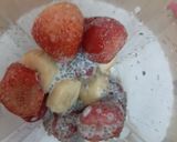 A picture of step 2 of Blackberry strawberry layered smoothie.