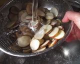 Foto del paso 3 de la receta: Papitas fritas chilotas con sal de mar y orégano