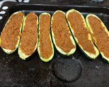 Foto del paso 5 de la receta: Calabacines rellenos con gratinado de queso de oveja y salsa de pimientos del piquillo
