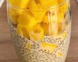 Une image de l'étape 4 de Graines de chia au lait de cajou, à la mangue fraîche et au fruit de la passion.