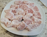 Foto del paso 2 de la receta: Salteado de pollo con pimientos del piquillo al ajillo