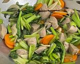 Foto langkah ke 3 dari resep Tumis Sawi Hijau Bakso.