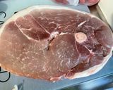 Une image de l'étape 1 de Rouelle marinée de porc aux tomates cerises et herbes aromatiques.
