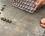 Foto del paso 7 de la receta: Bombones de chocolate rellenos de mazapán