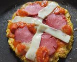Foto del paso 7 de la receta: "Pizza" con base de coliflor al sartén de salchicha, queso y tomate🧀🍅🥫🍕
