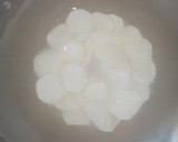 A picture of step 1 of Chessy cracker and chips with sauce.