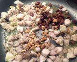 Foto del passaggio 5 della ricetta Fregola con coniglio e funghi porcini