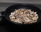 Foto del paso 6 de la receta: Pizza con base coliflor, de setas y pollo al curry