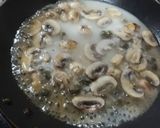 Foto del paso 3 de la receta: Tallarines con salsa de champiñones y alcaparras, que tul?