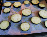 Foto del paso 3 de la receta: Berenjena con pesto rojo y queso de cabra