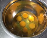 Une image de l'étape 2 de Omelette au jambon cru, oignon et herbes.