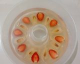 Foto langkah ke 6 dari resep Puding Buah Stroberi Leci.