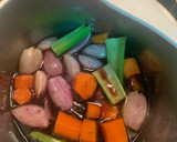 Foto del paso 2 de la receta: Salsa para carne con chalotas y vino tinto