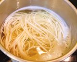Hình bước làm 2 của món Mỳ Udon xào sốt Bulgogi vs bó xôi và nấm