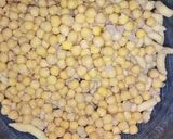 A picture of step 1 of Dahi Phulki+Papri Chana Chat 😋😋😋.